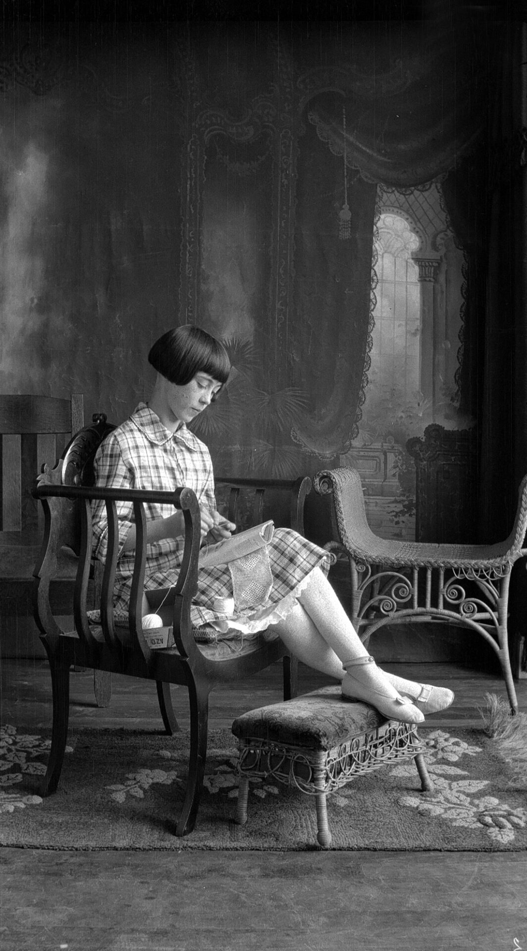 Portrait de studio de Rosalie Bergeron en train de broder.