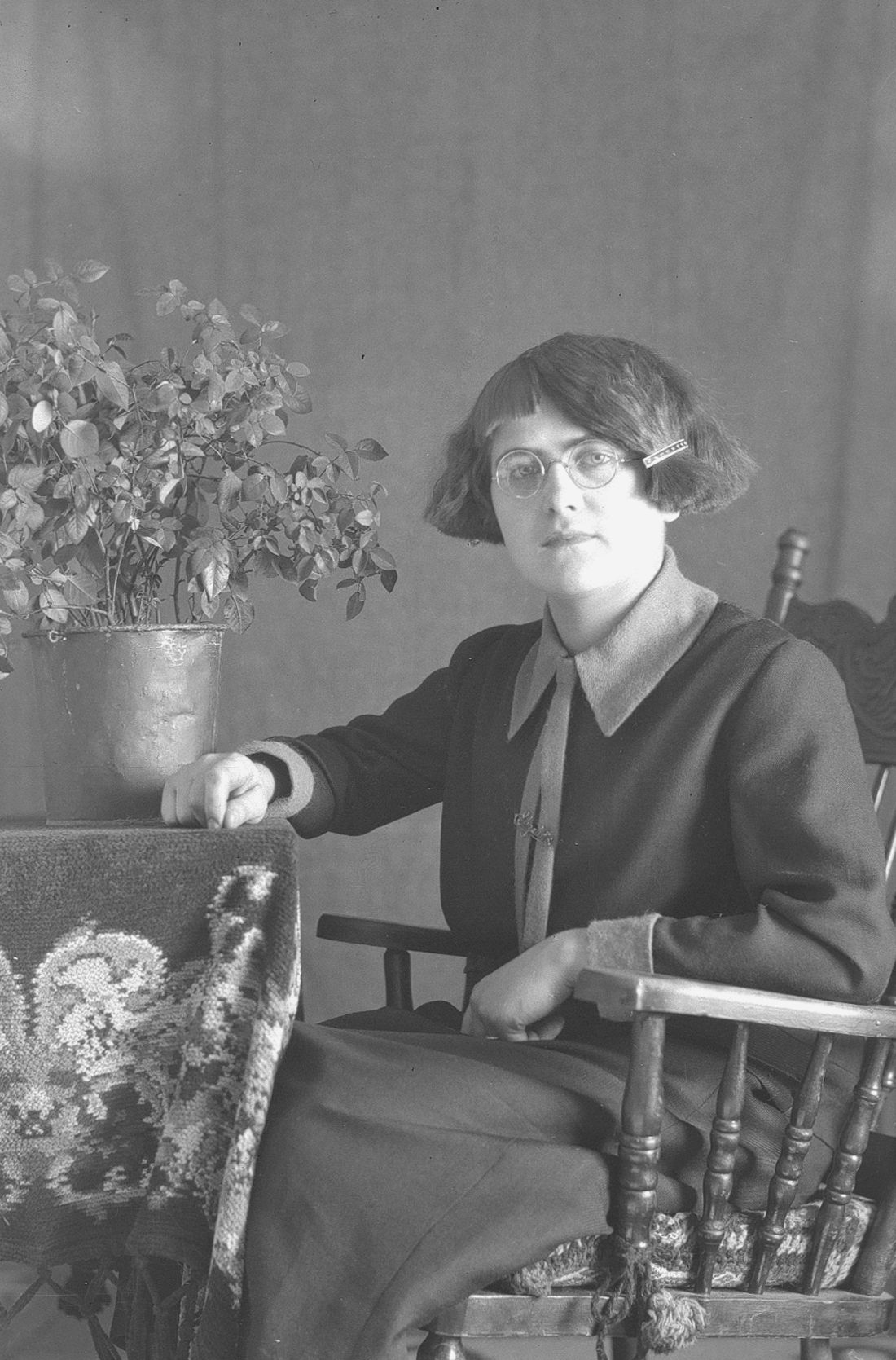 Portrait de studio d'Elizabeth Dumont âgée d'environ 15 ans.