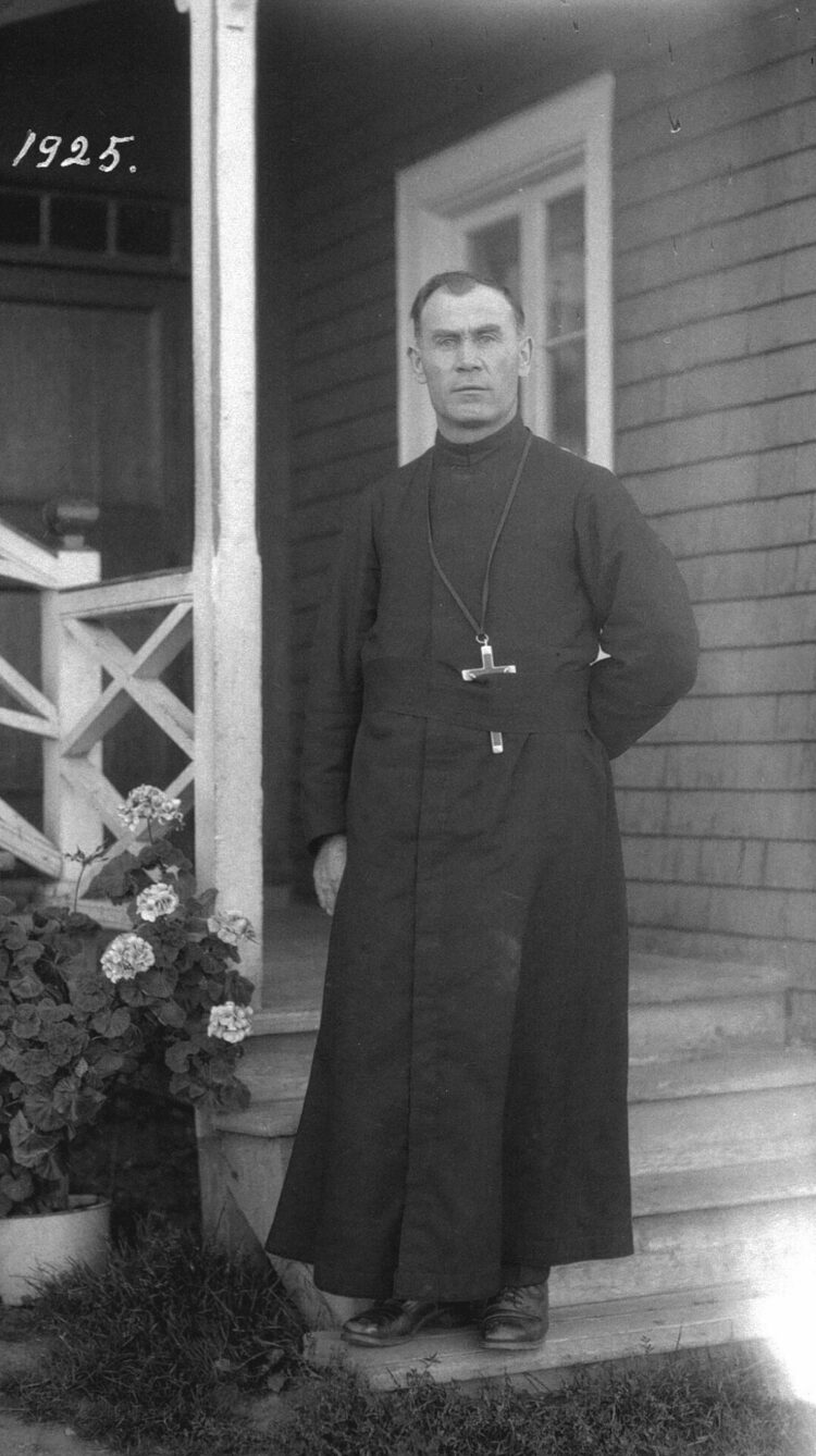 Portrait du frère François Pelletier en habits de religieux sur le perron de la maison des Dumont.