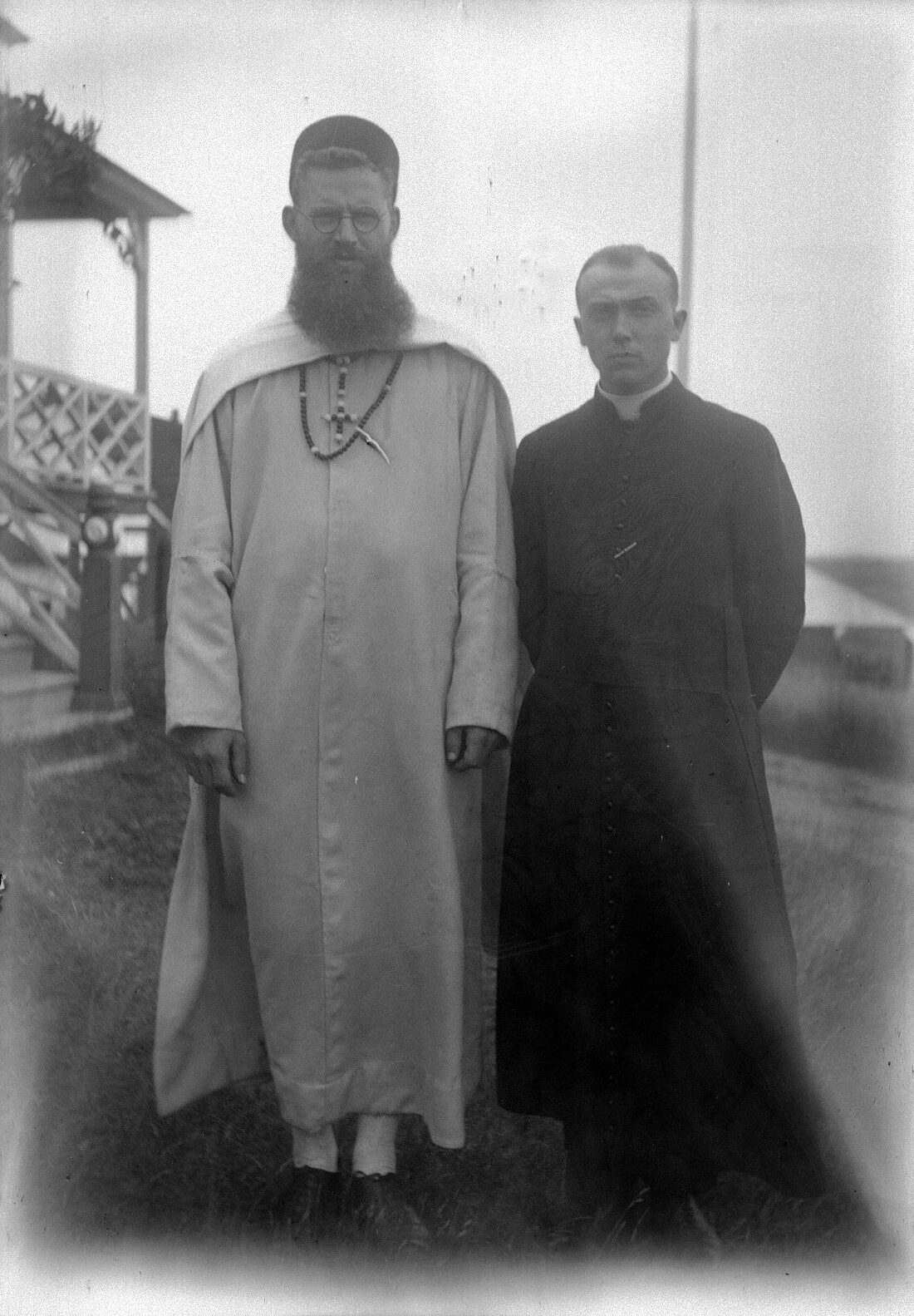 Deux religieux dont Joseph-Napoléon posés sur le terrain devant la maison des Dumont au cinquième rang.