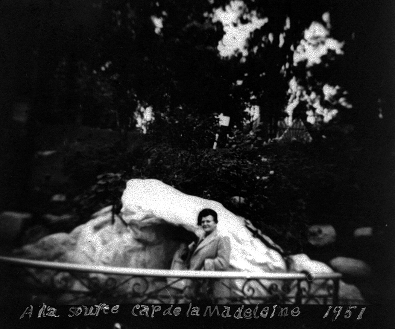 Portrait en extérieur de Marie-Alice Dumont sur lequel est inscrit "À la source Cap de la Madeleine 1951".