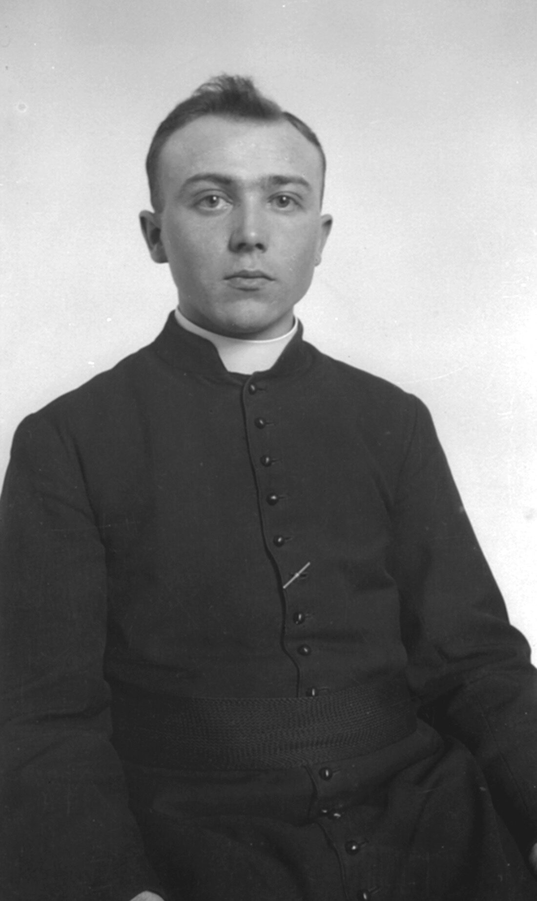 Portrait de Joseph-Napoléon Dumont âgé d'environ 20 ans dans un décor neutre et dépouillé.