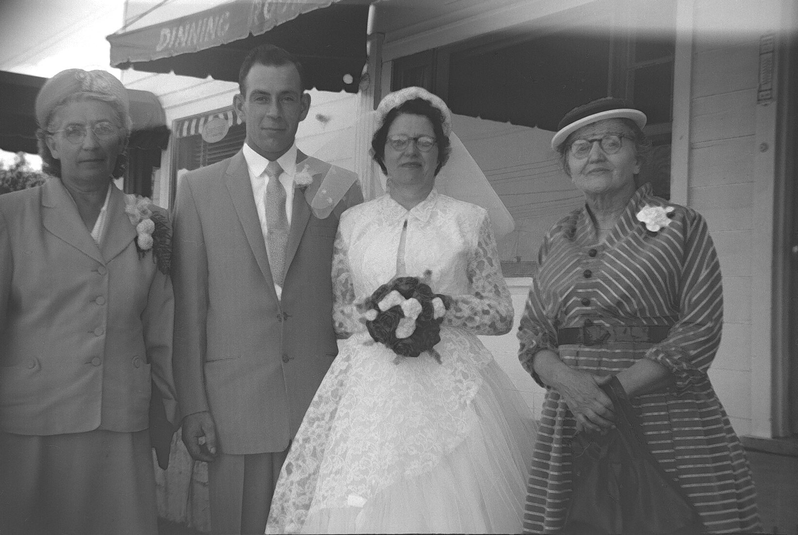 Marie-Alice Dumont en compagnie d'une autre femme, de Léonard Gagné et de Lucille Bérubé lors du mariage de ces derniers.