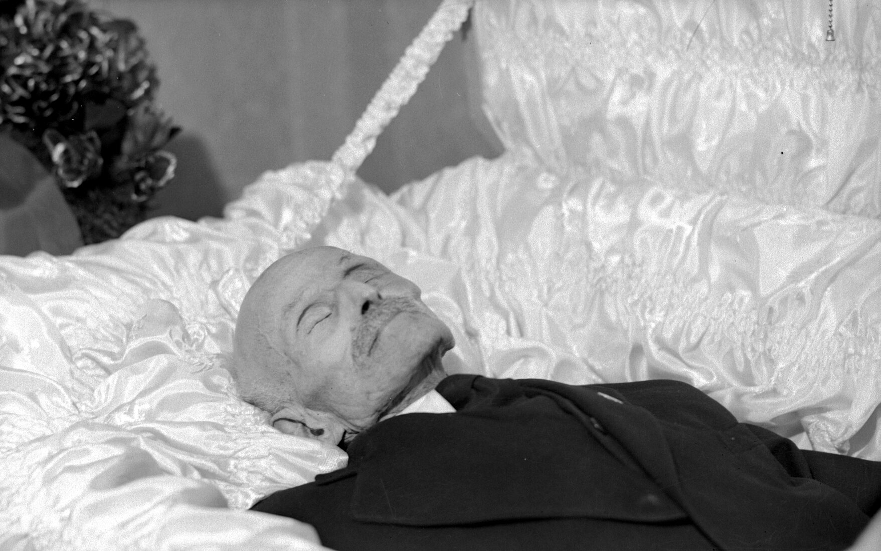 Plan rapproché d'Uldéric Dumont dans son cercueil.