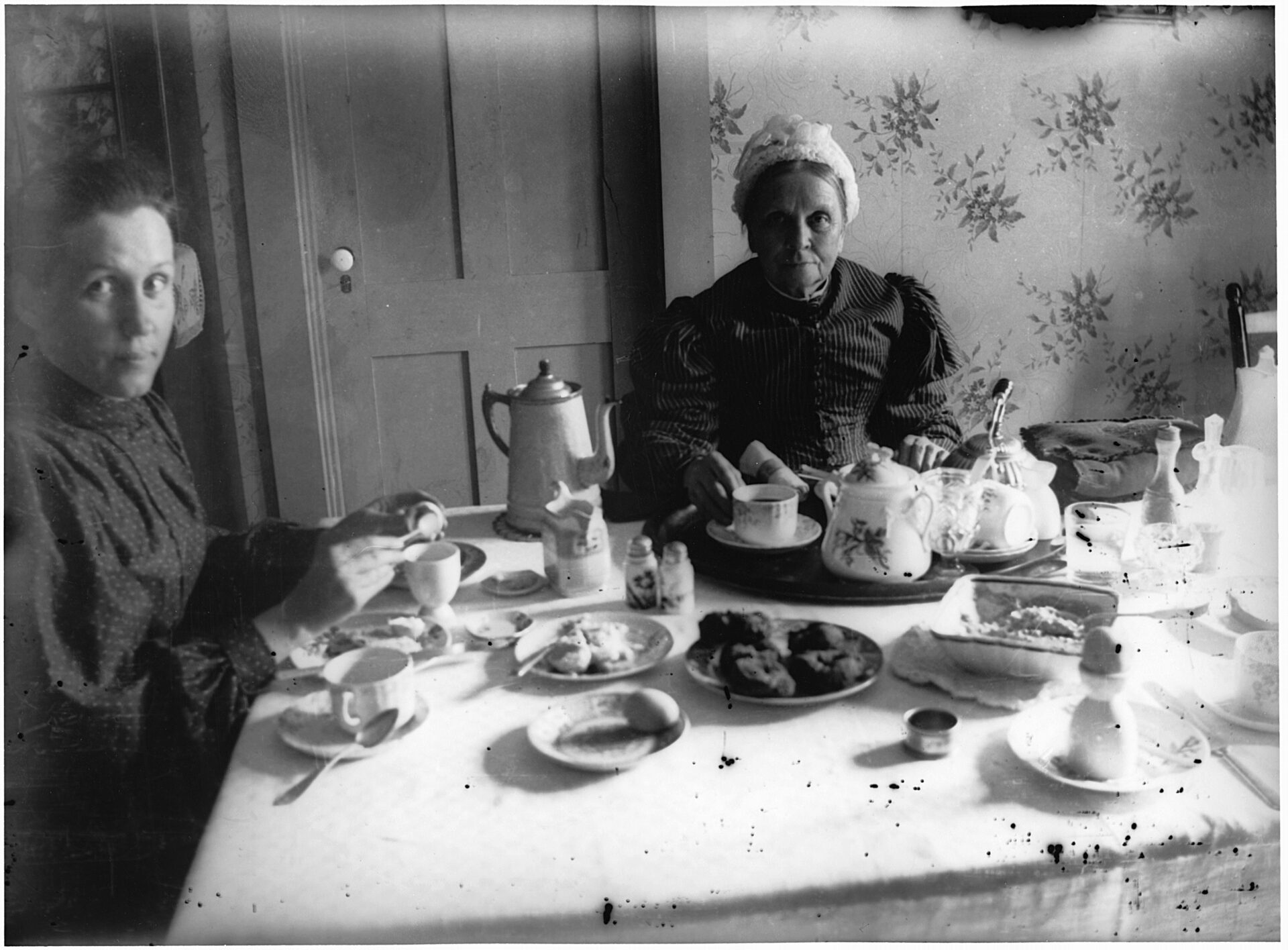 Deux femmes attablées durant le déjeuner.