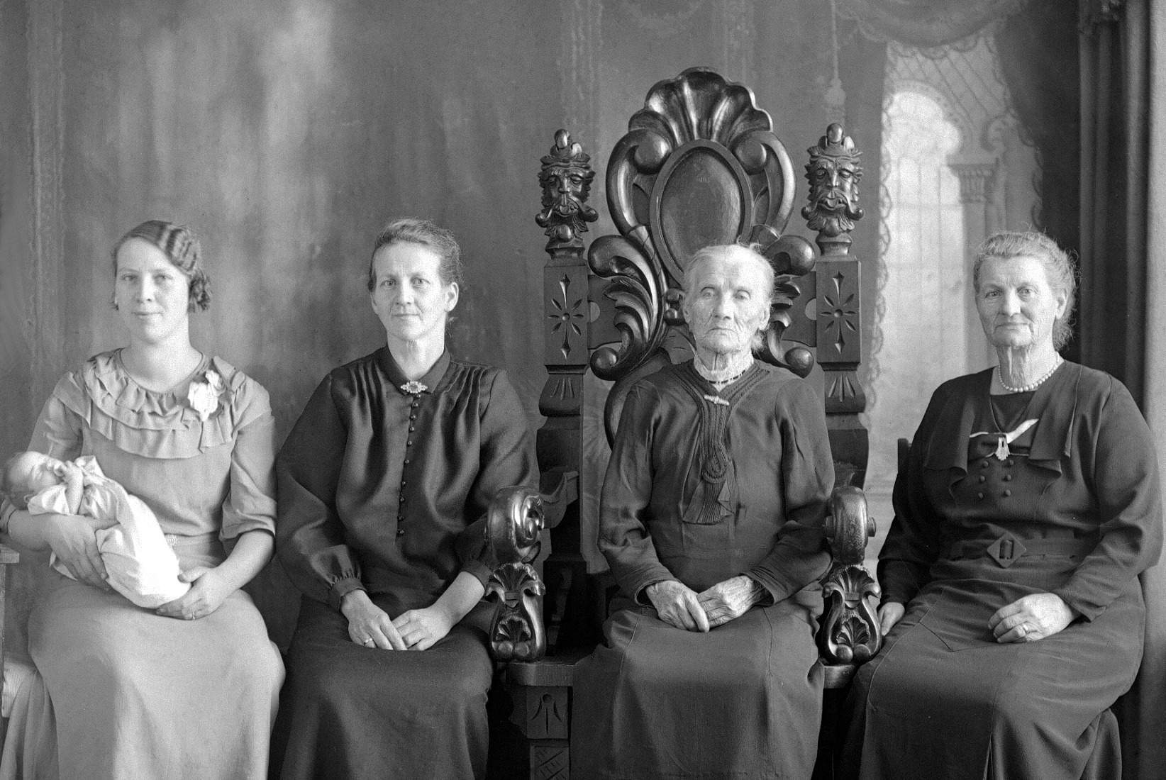 Portrait de studio de cinq générations, du bébé jusqu'à l'arrière-arrière-grand-mère.