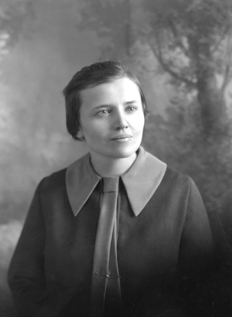 Portrait retouché de Marie-Alice Dumont âgée d'environ 40 ans dans le studio d'Ulric Lavoie.