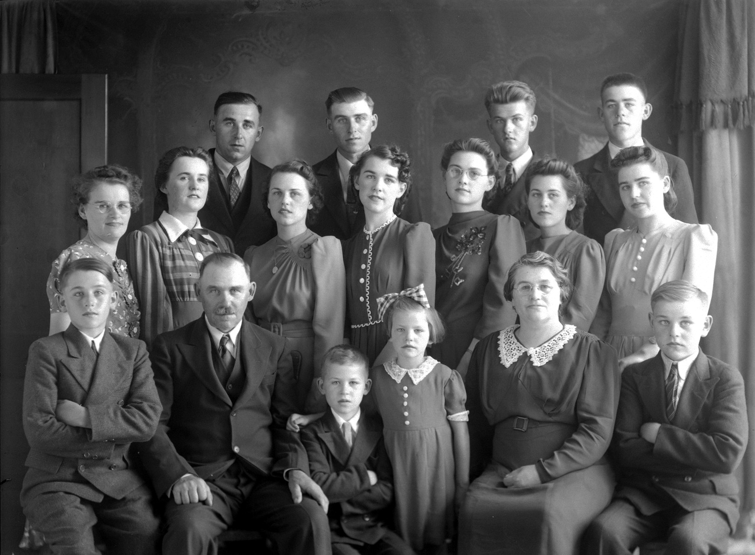 Portrait de studio d'une famille comprenant les deux parents et leurs 15 enfants.