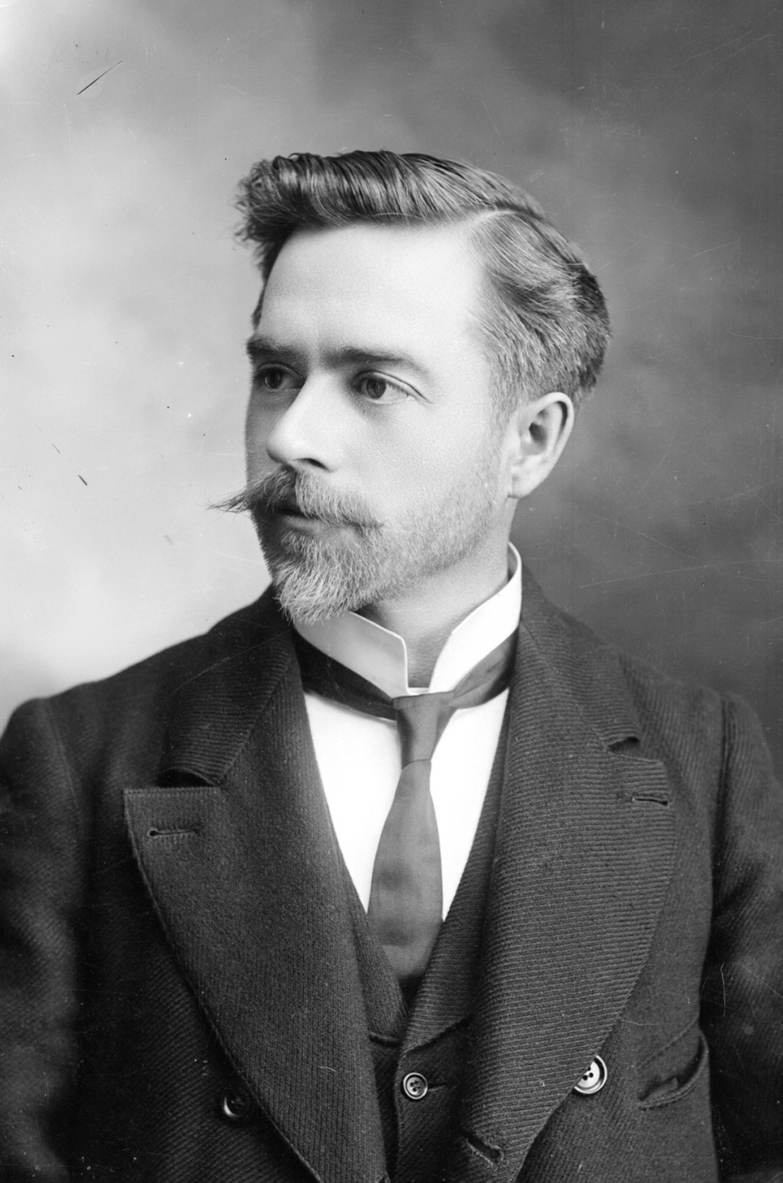 Portrait en buste de Stanislas Belle âgée d'environ 30 ans dans un décor dépouillé en studio.