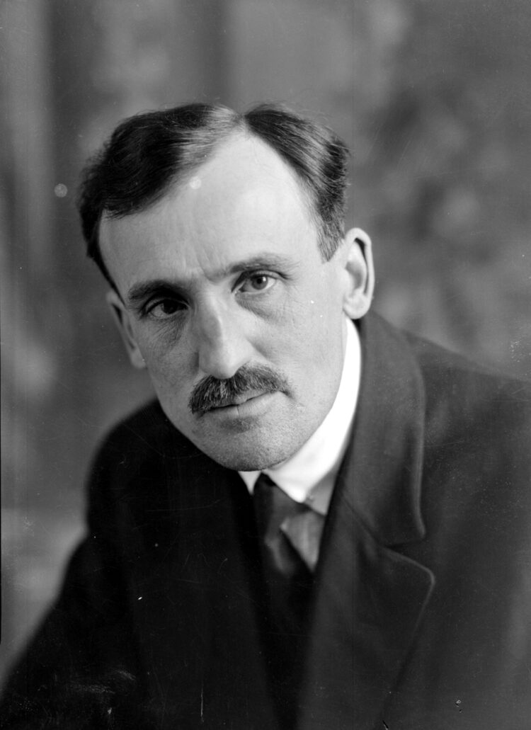 Portrait en buste d'Ulric Lavoie âgé d'environ 45 ans en studio.