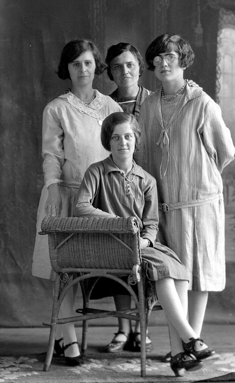 Portrait studio de trois jeunes jeunes et de Marie-Alice Dumont.