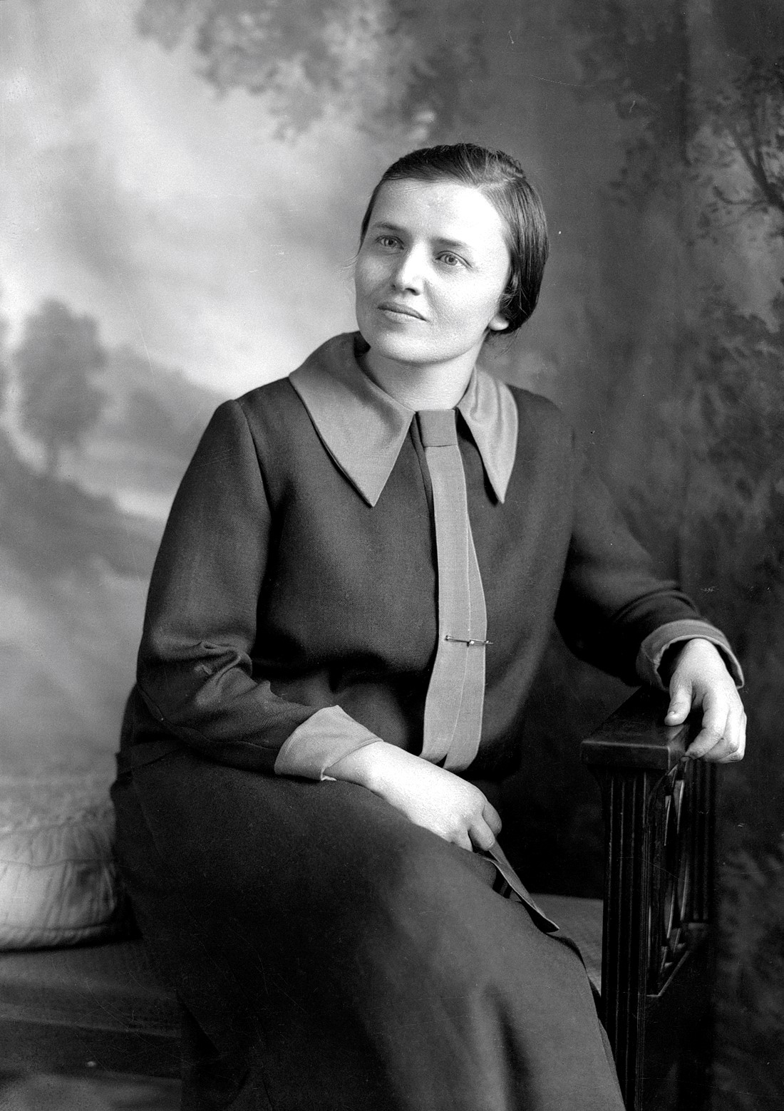 Marie-Alice Dumont posant en studio assise sur un banc
