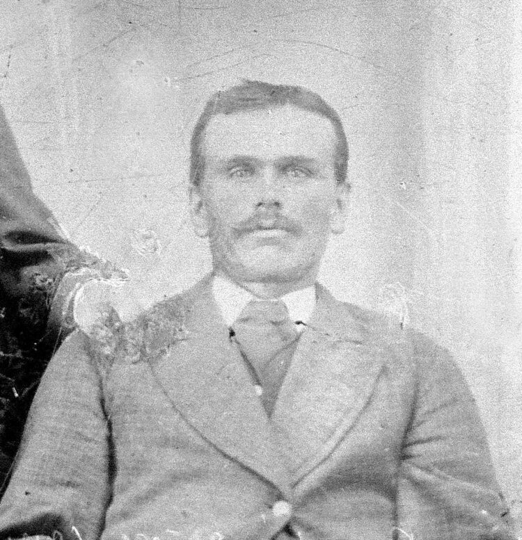 Portrait en buste d'un homme dont les contours ont été grattés et retouchés.