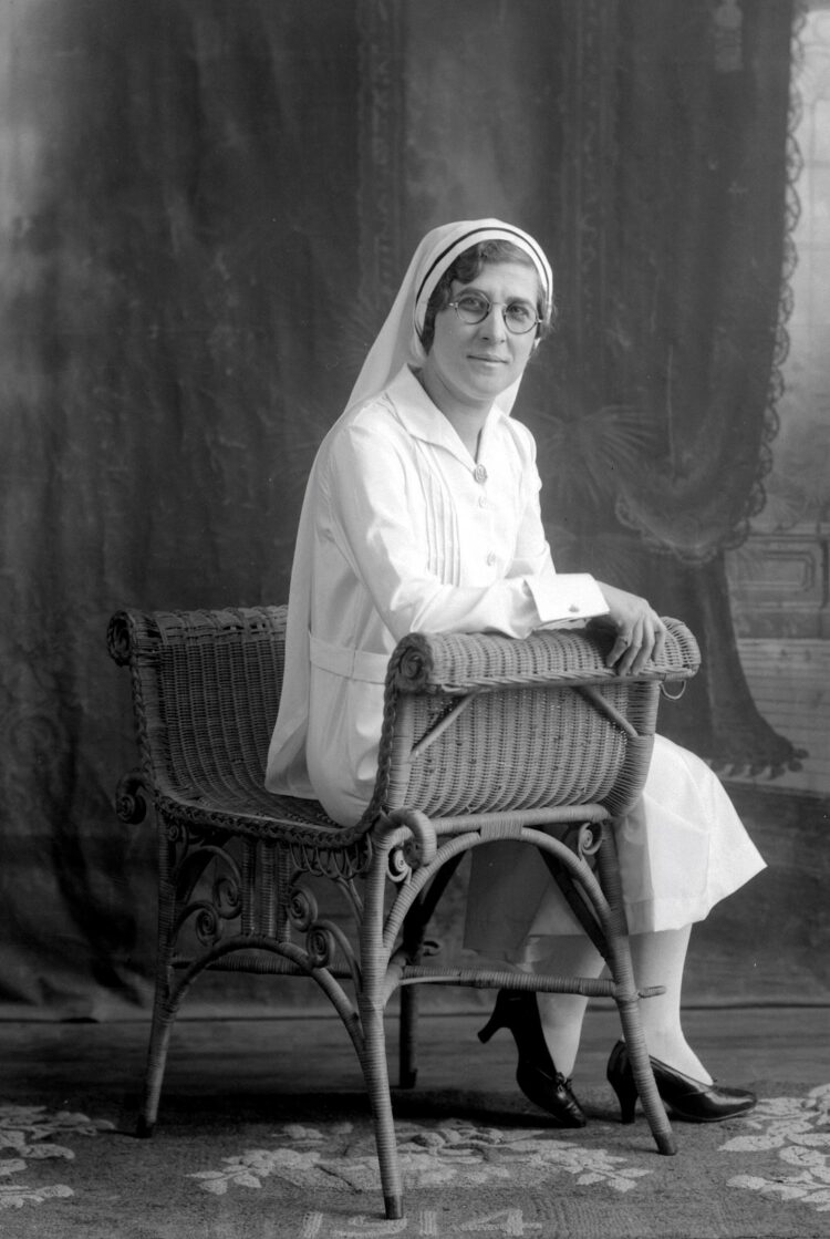 Portrait studio d'une garde-malade en uniforme.