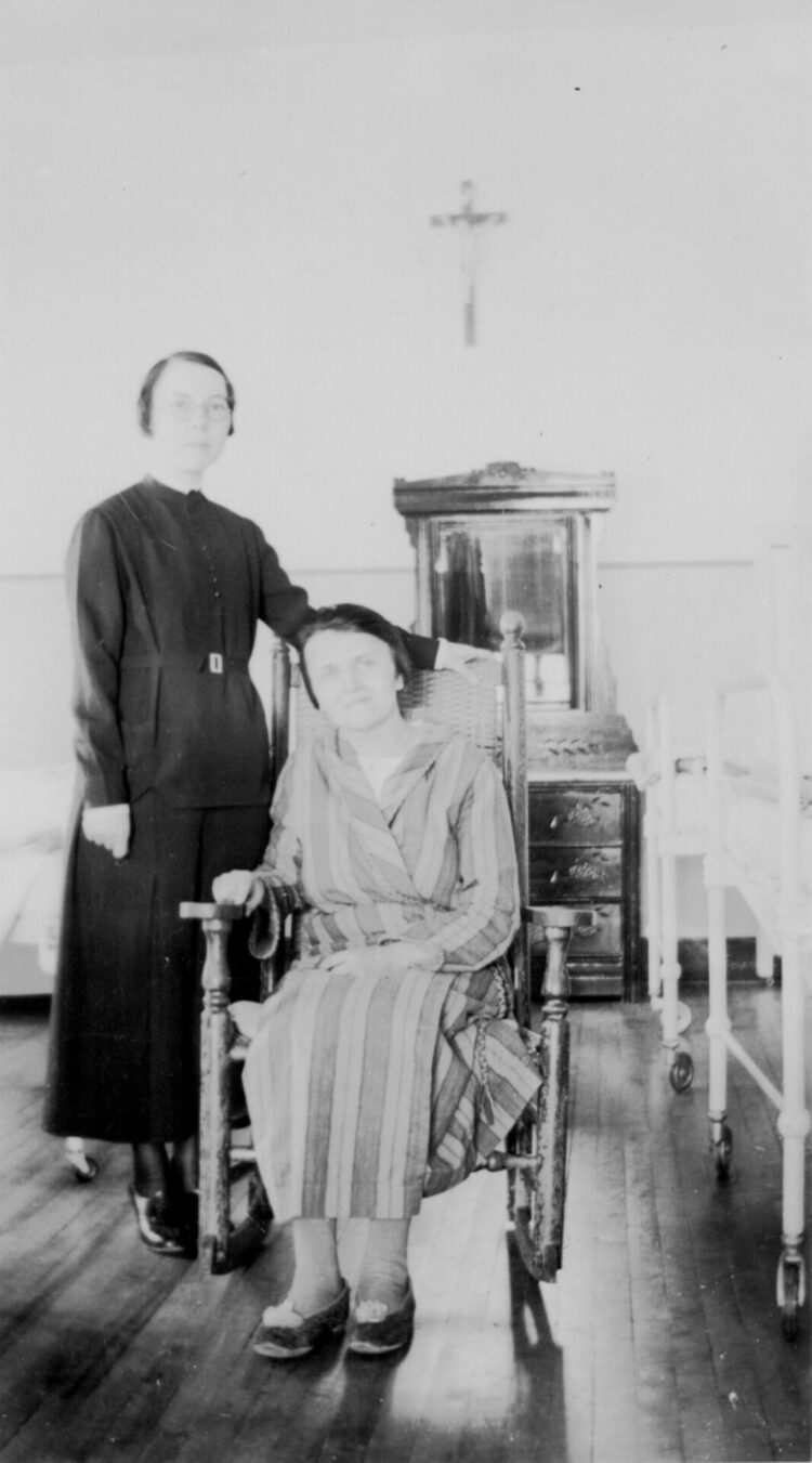 Marguerite Bergeron et Marie-Alice Dumont en chaise roulante lors de l'hospitalisation de cette dernière dans un cliché surexposé.