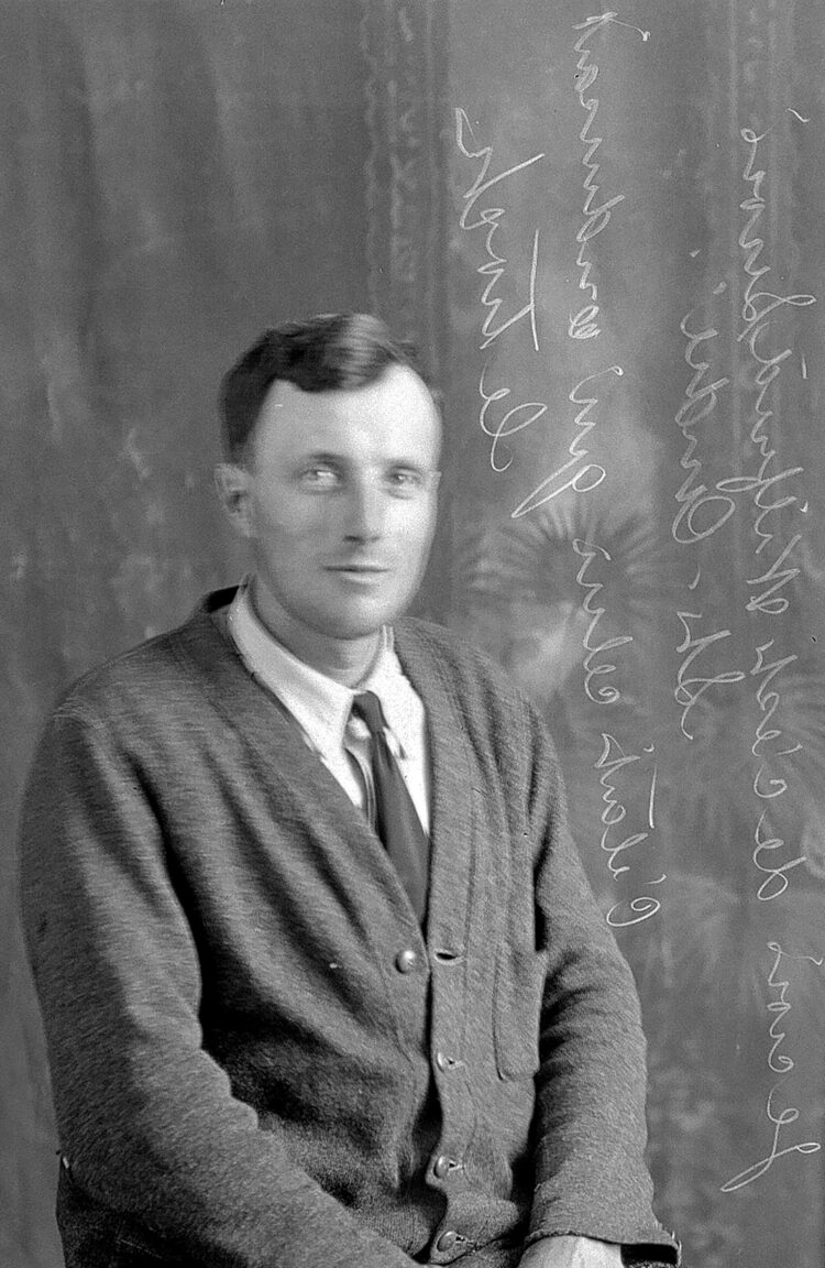 Portrait studio d'un homme avec l'inscription sur le négatif "Je crois que c'est Wilfrid Sirois St-André c'était celui qui conduisait le truck".
