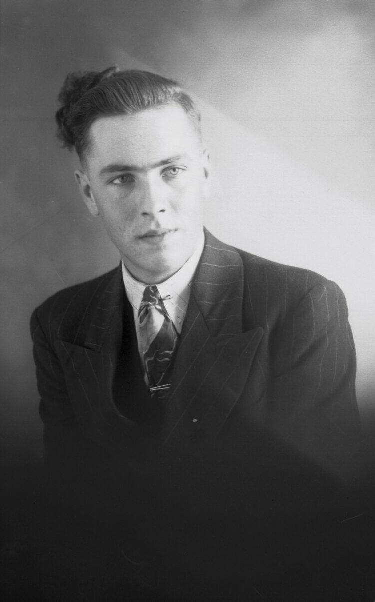 Portrait studio en buste d'un jeune hommes dont le visage est abondamment éclairé par la droite.