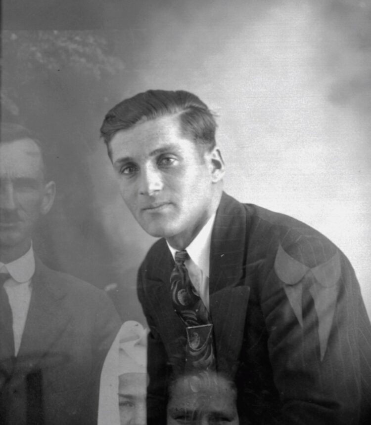 Portrait studio d'un jeune homme avec les visages d'autres personnes superposés.