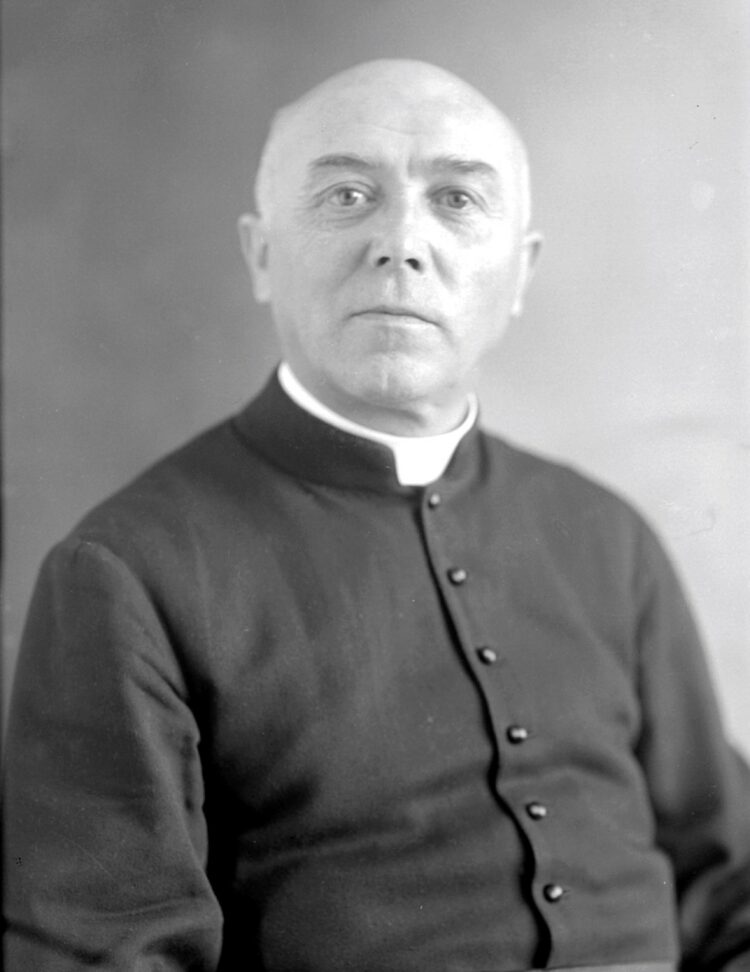 Portrait de studio en buste et dans un décor dépouillé de Joseph-Napoléon Dumont âgé d'environ 60 ans.