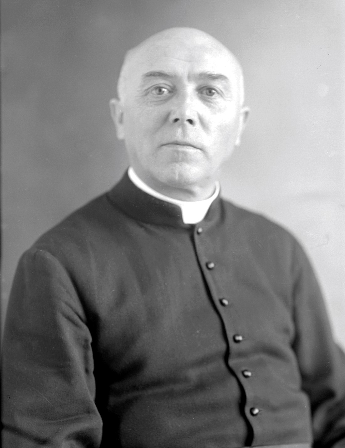 Portrait de studio en buste et dans un décor dépouillé de Joseph-Napoléon Dumont âgé d'environ 60 ans.