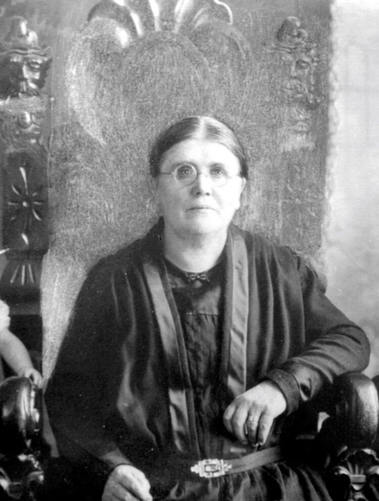 Portrait studio de Marie Pelletier dont les contours du visage et des épaules ont été grattés et retouchés.