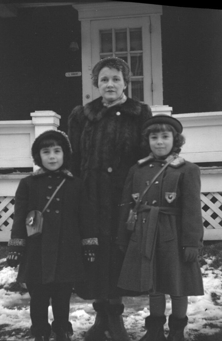 Rosalie Bergeron posant en hiver avec ses deux jeunes filles Pierrette et Céline devant leur maison de Lotbinière.