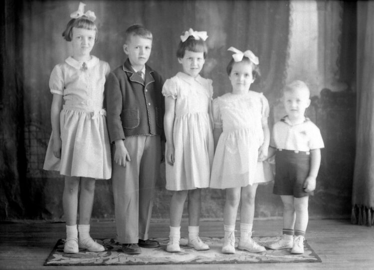 Portrait studio des cinq enfants d'Origène et Daria Dumont placés en ordre décroissant de taille de gauche à droite.