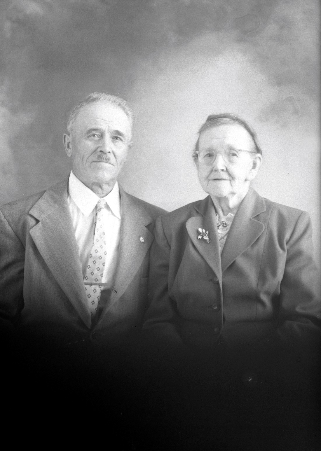 Portrait de studio de François Dumont et de Mary April dans un décor dépouillé.