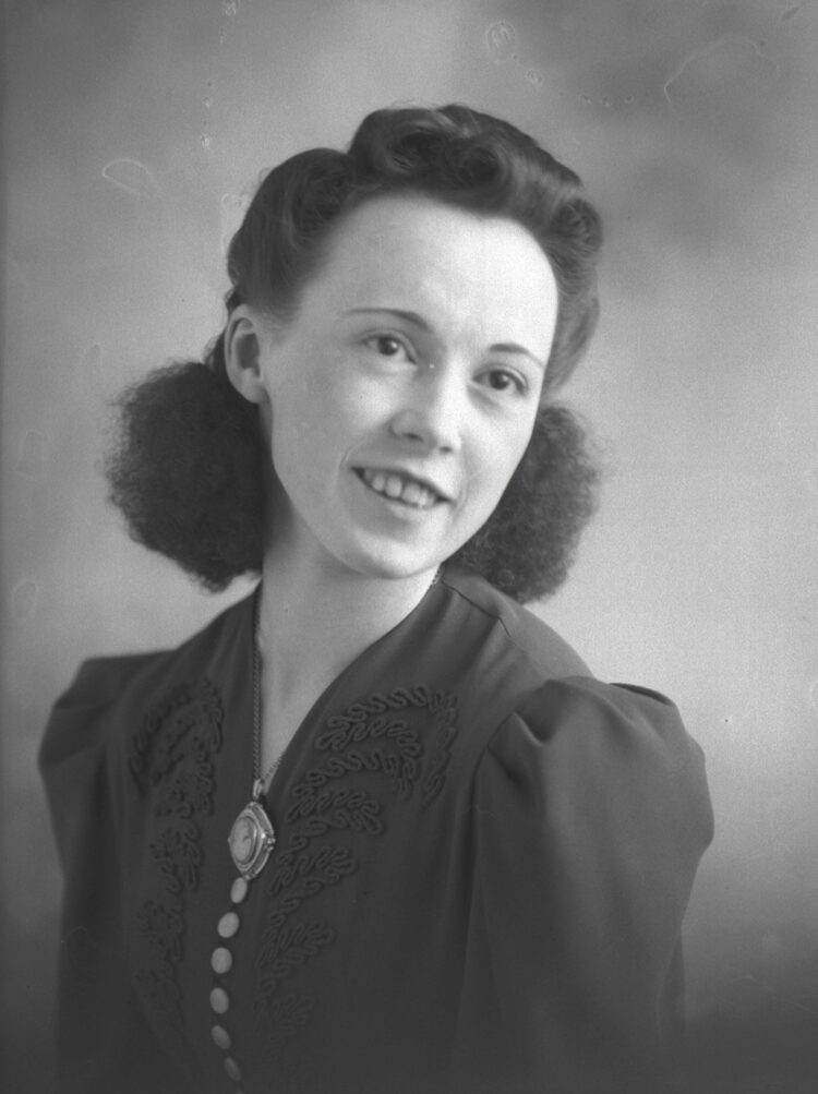 Portrait de studio en buste de Rosalie Bergeron dans un décor dépouillé.