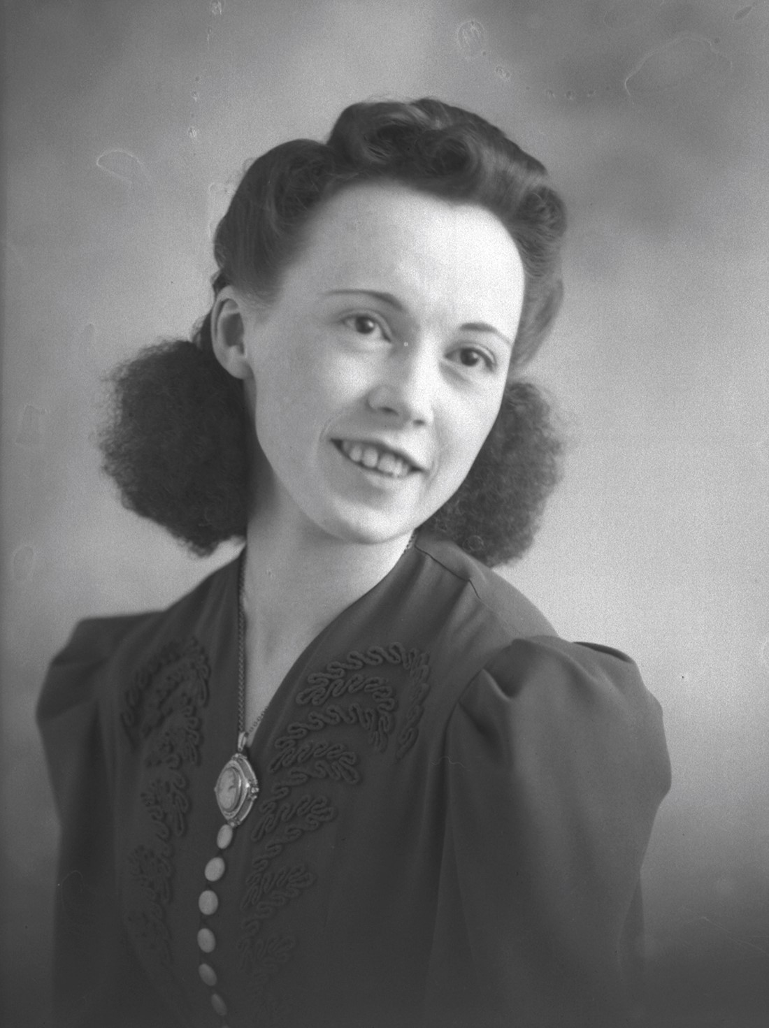 Portrait de studio en buste de Rosalie Bergeron dans un décor dépouillé.