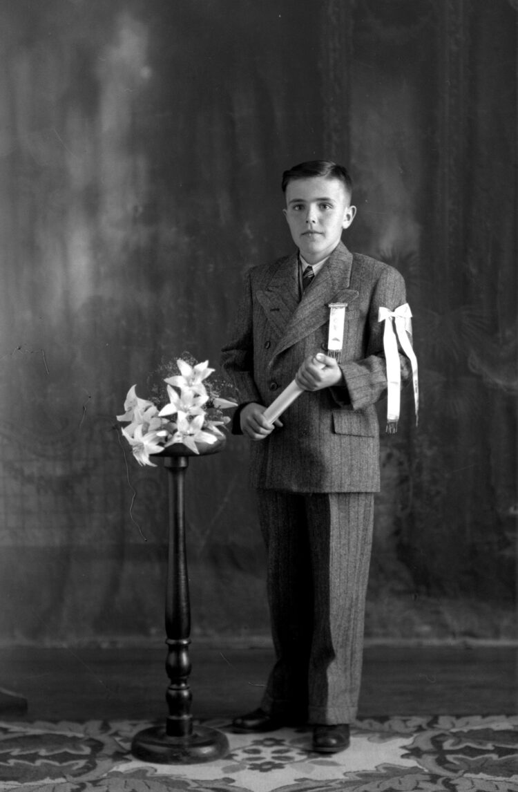 Portrait studio de Réal Beaupré à l'occasion de sa première communion ou de sa confirmation.