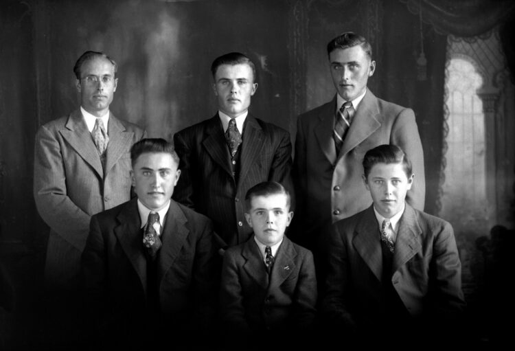 Portrait studio des six neveux Beaupré de Marie-Alice Dumont élégamment vêtus.
