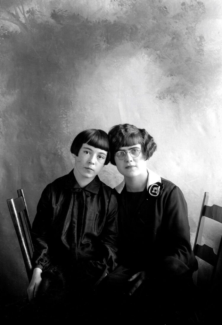 Portrait de studio de Rosalie Bergeron et Elizabeth Dumont leur tête appuyées l'une sur l'autre.