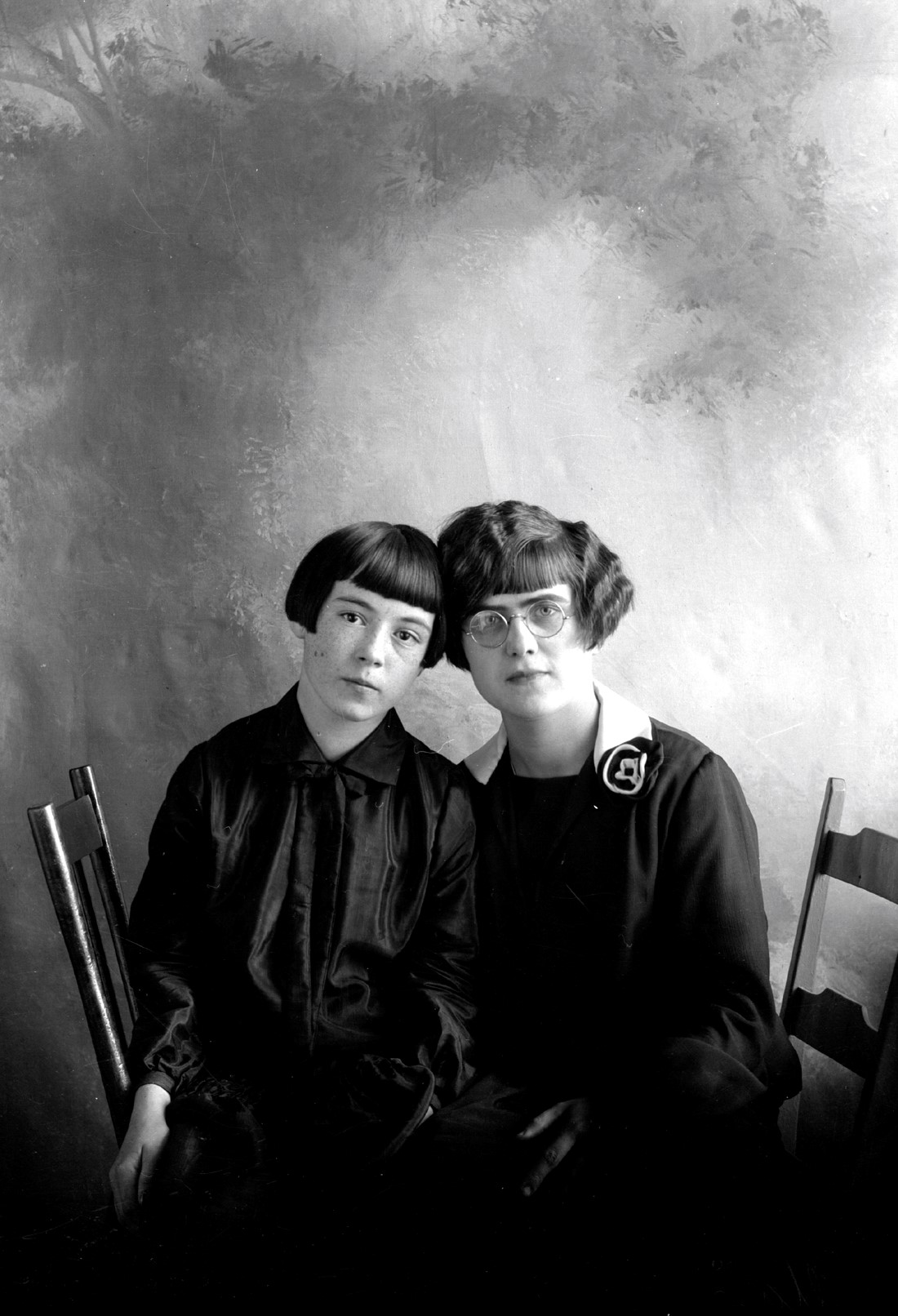 Portrait de studio de Rosalie Bergeron et Elizabeth Dumont leur tête appuyées l'une sur l'autre.