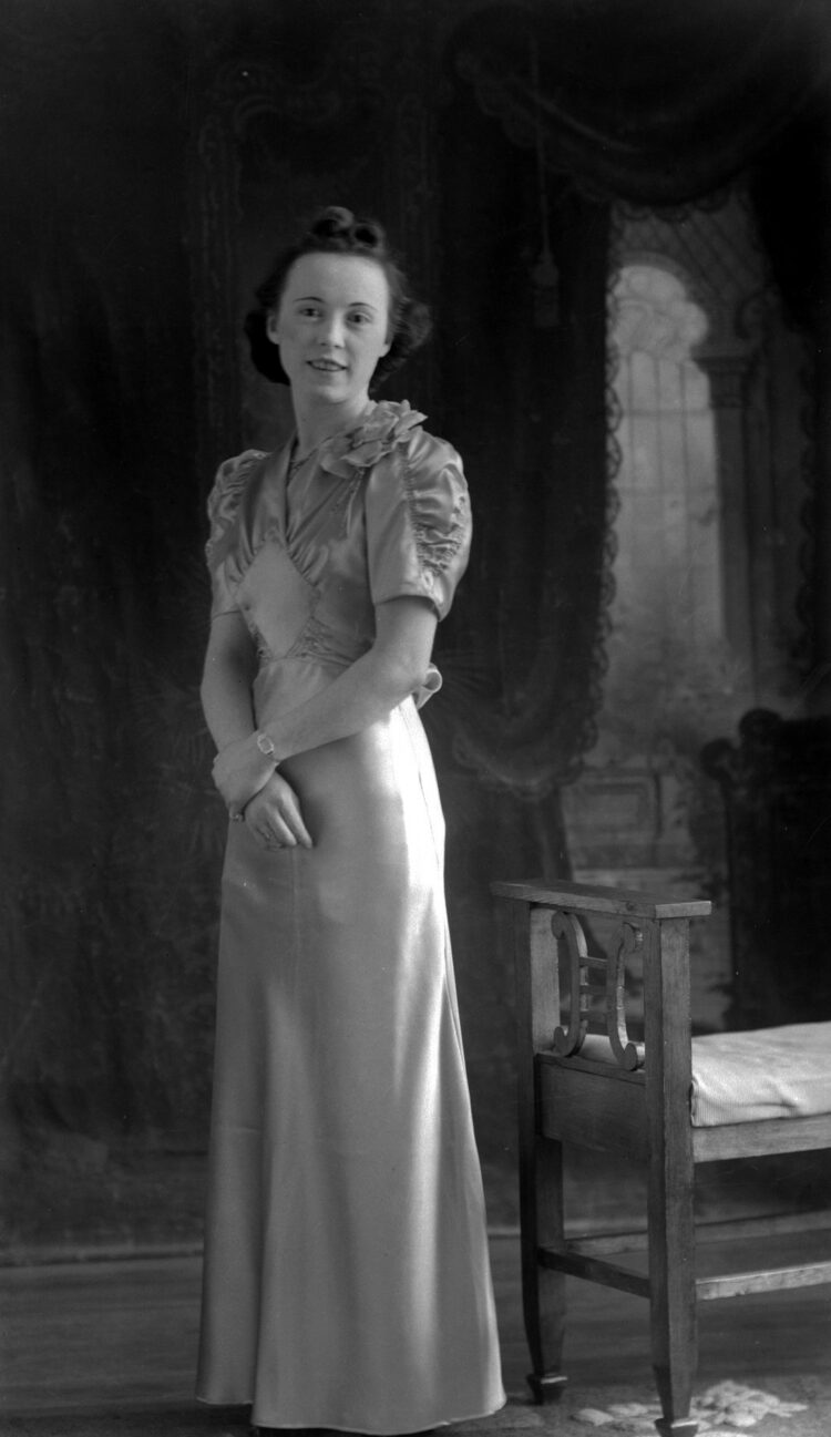 Portrait de studio de Rosalie Bergeron vêtue d'une longue robe élégante.