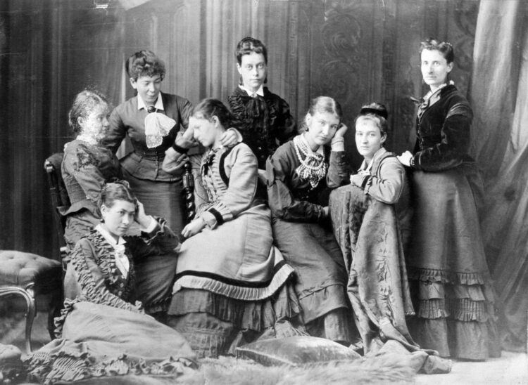 Portrait en studio d'un groupe de huit femmes habillées à la mode victorienne