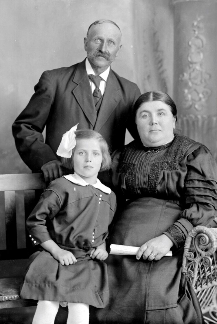 Portrait d'Uldéric Dumont, Marie Pelletier et de la jeune Berthe Dumont dans le studio d'Ulric Lavoie.