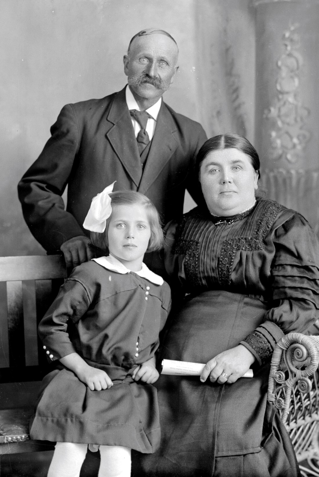 Portrait d'Uldéric Dumont, Marie Pelletier et de la jeune Berthe Dumont dans le studio d'Ulric Lavoie.