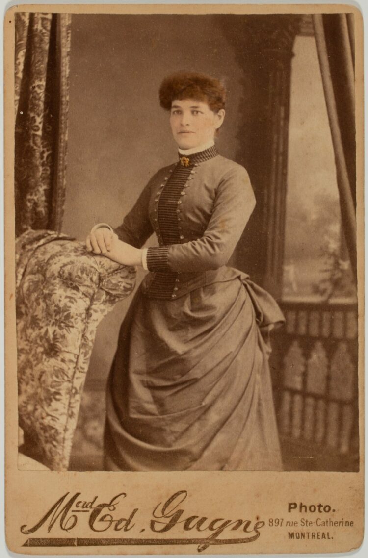 Portrait d'une jeune femme en studio imprimé dans un format carte de visite et sur laquelle est inscrit "Mad Ed. Gagné Photo.".
