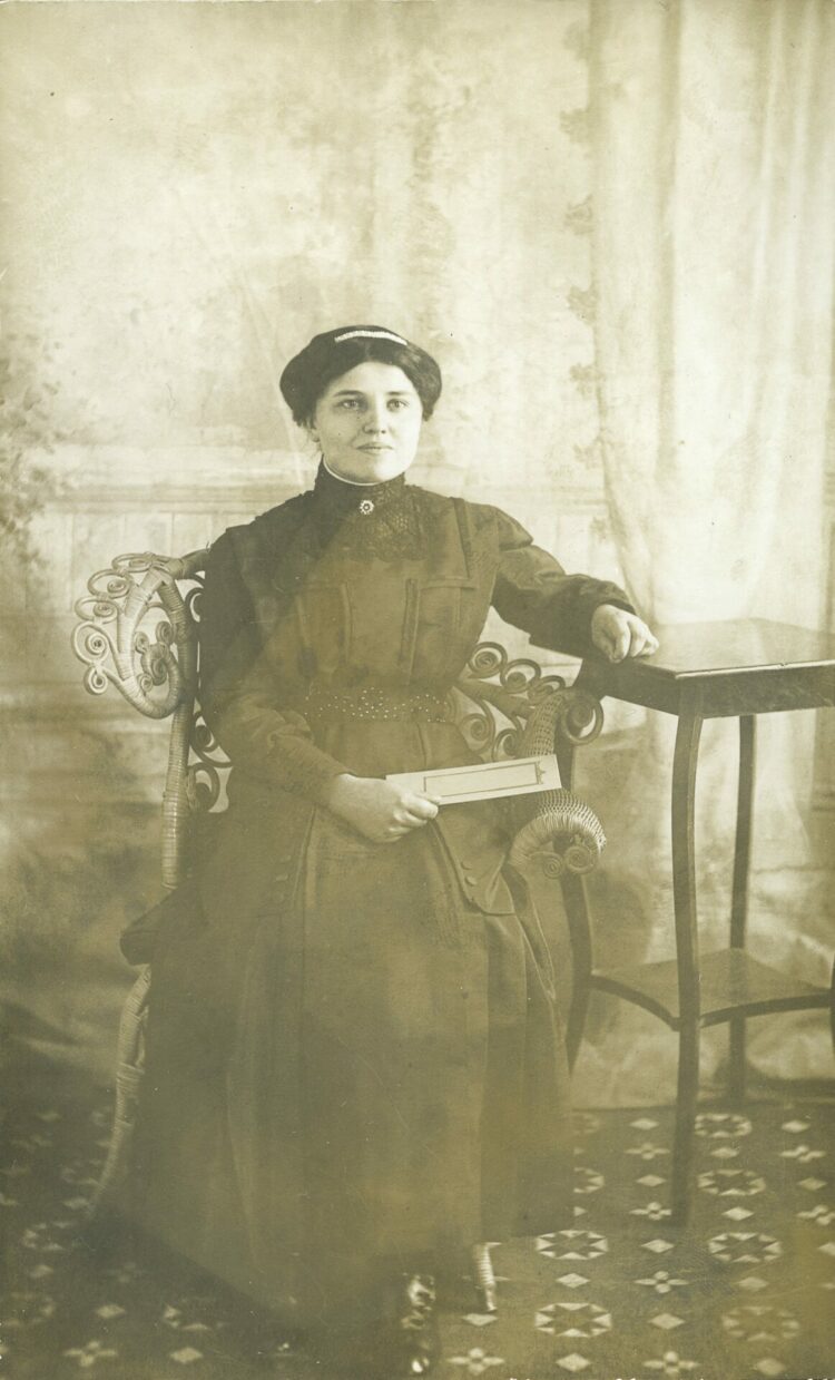 Portrait de Marie-Alice Dumont âgée d'environ 18 à 20 ans.