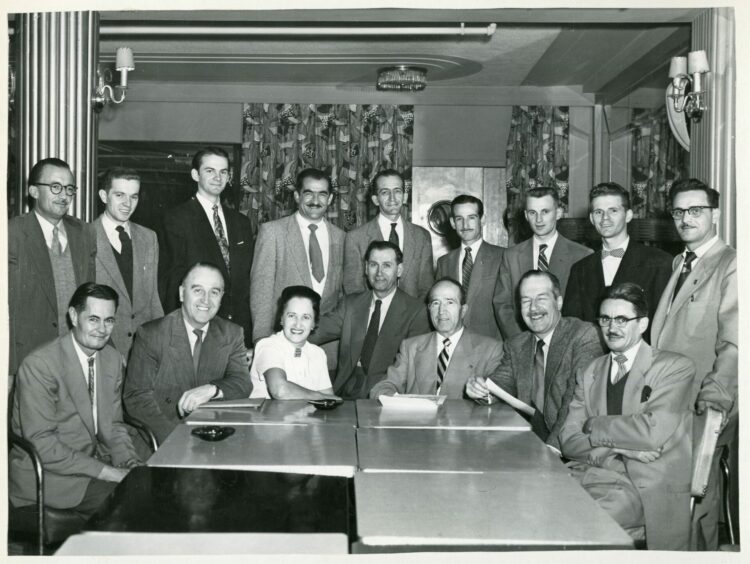 Groupe de seize photographes dont Aline Lemay qui est la seule femme.