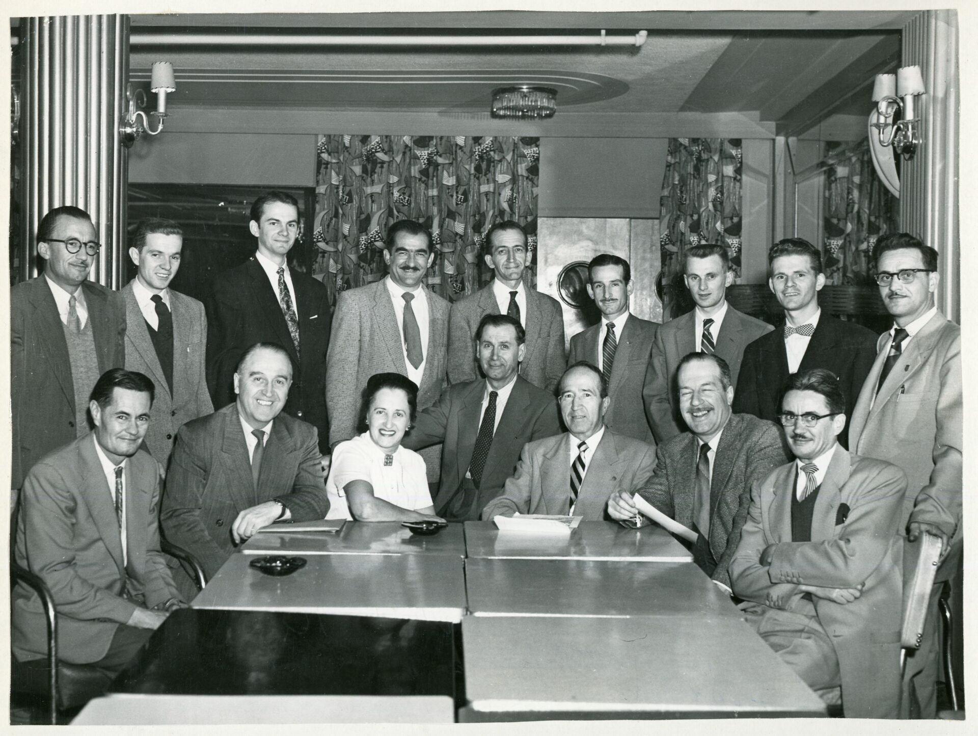 Groupe de seize photographes dont Aline Lemay qui est la seule femme.