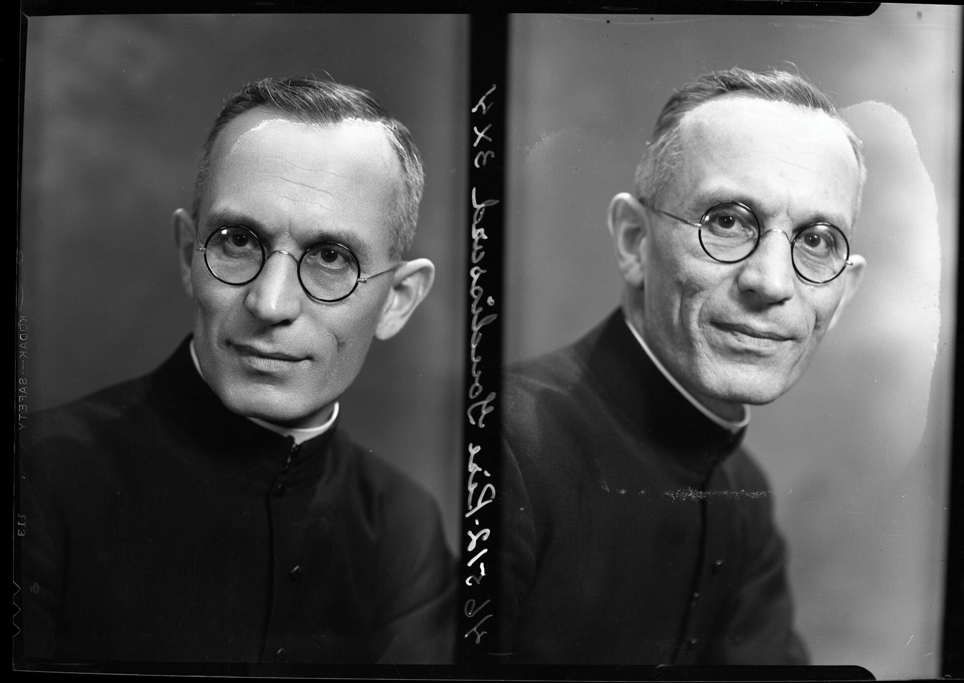 Portrait double et en buste d'un homme religieux portant des lunettes rondes.