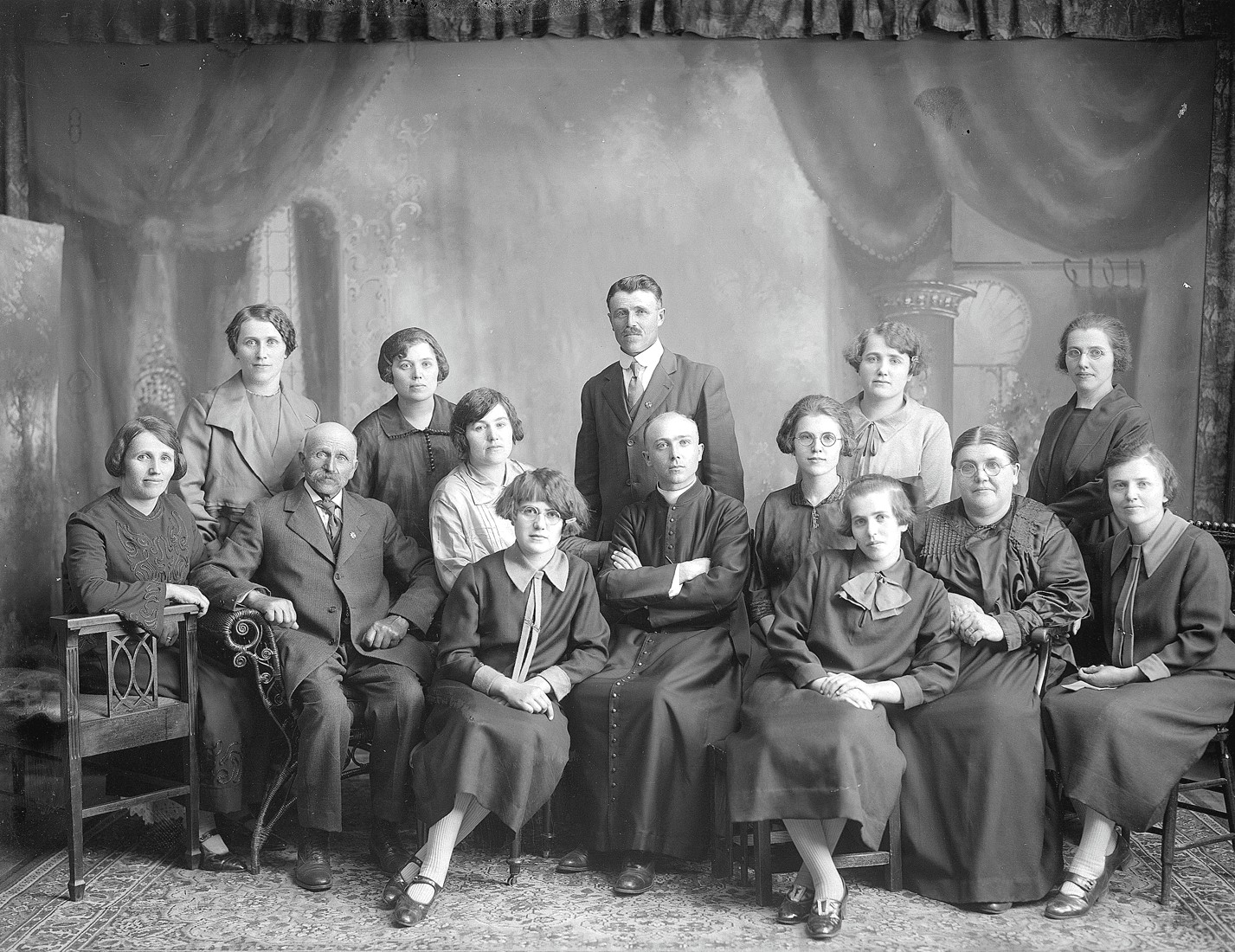 Portrait des 14 membres de la famille Dumont dans le studio d'Ulric Lavoie.