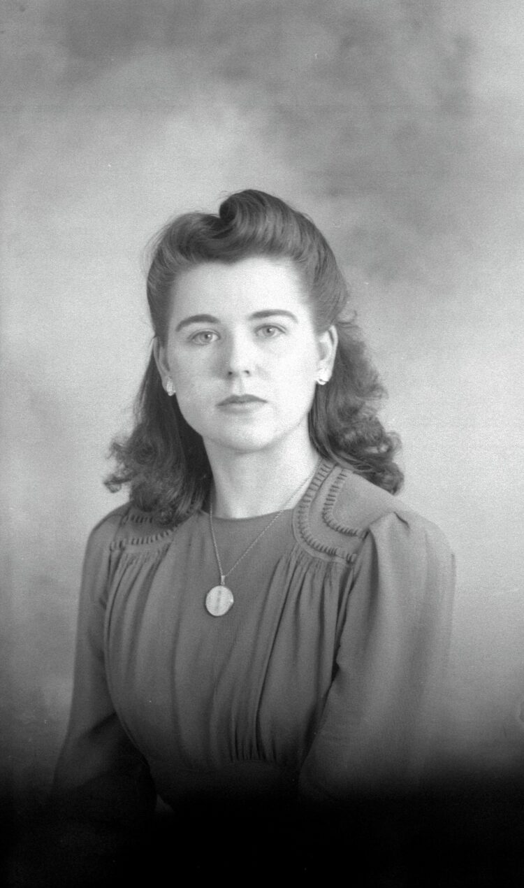 Une jeune femme posée en buste, en studio