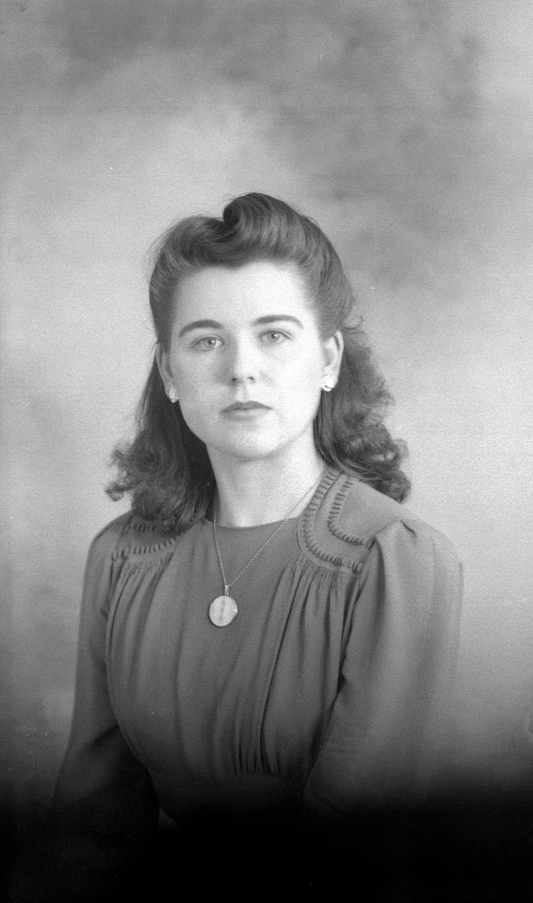 Une jeune femme posée en buste, en studio