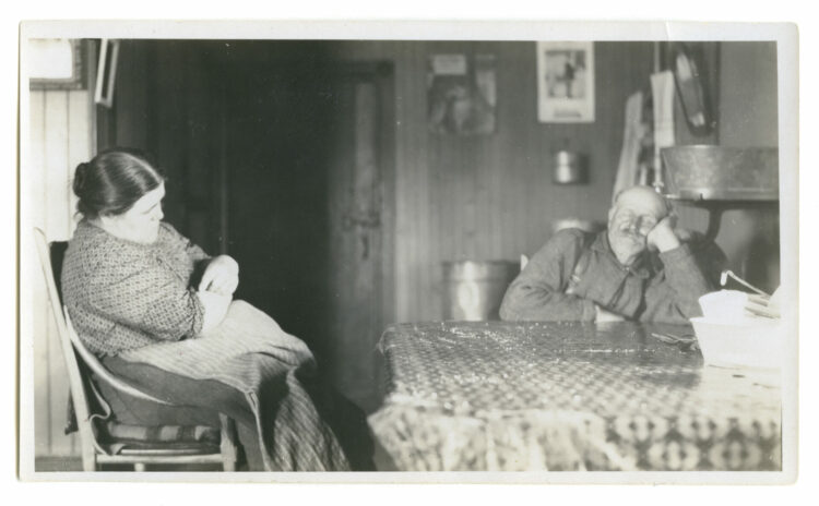 Un homme et une femme endormis à la table à dîner