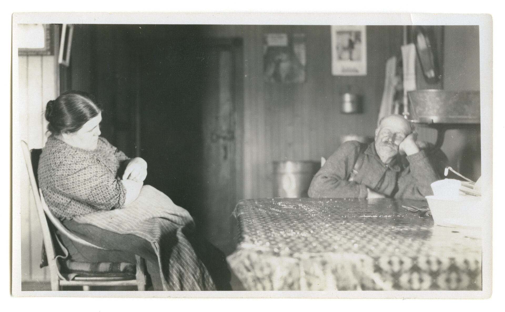 Un homme et une femme endormis à la table à dîner