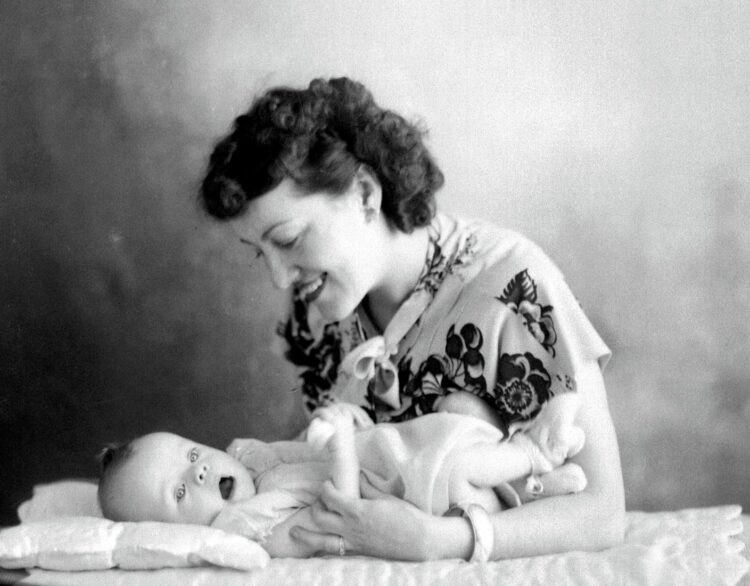 Une femme et son bébé posant en studio